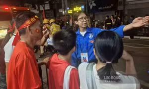 Sinh viên tình nguyện xuyên đêm phục vụ đại lễ A80