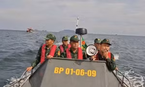Biên phòng Cô Tô đưa người, phương tiện vào nơi tránh trú bão an toàn