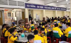 Trường tiểu học ở Lâm Đồng bị tố sử dụng thực phẩm bẩn tạm ngưng ăn bán trú