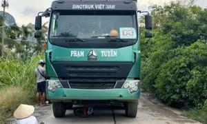 Tài xế xe tải không chú ý, 2 cháu nhỏ ở Hải Phòng bị tông tử vong khi đi xe đạp 3 bánh