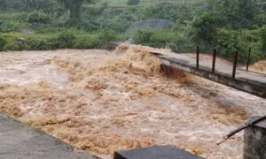 Hơn 300 nhà dân ở Lào Cai tốc mái, 1 người mất tích do bão số 10