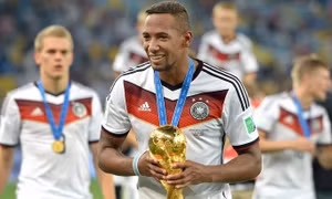 Bị hủy hợp đồng chỉ sau 3 trận, nhà vô địch World Cup tuyên bố giải nghệ