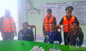 Cà Mau: Cứu hộ 4 thuyền viên gặp nạn trên biển 