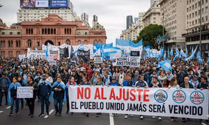 Biểu tình rầm rộ tại Argentina phản đối chính sách “thắt lưng buộc bụng” của chính phủ