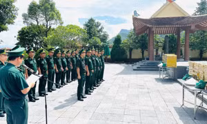 Đồn Biên phòng Cửa khẩu quốc tế Móng Cái dâng hoa tưởng niệm các Anh hùng liệt sĩ