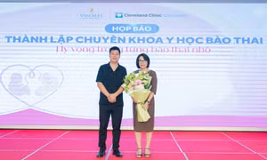 Hai bé gái chào đời khỏe mạnh sau ca can thiệp bào thai hiếm thấy tại Vinmec