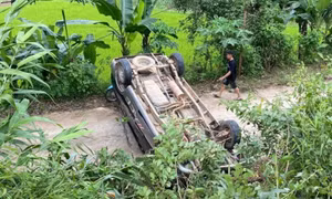 Xe ôtô 8 chỗ lật ngửa, tài xế được người dân đưa đi cấp cứu