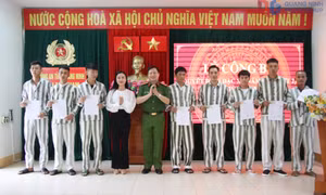 Trại tạm giam công bố Quyết định đặc xá của Chủ tịch nước cho 42 phạm nhân