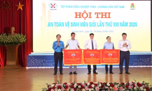 Khen thưởng 13 An toàn vệ sinh viên giỏi, 98 An toàn vệ sinh viên xuất sắc