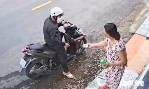 Giả vờ mua đồ tại tiệm tạp hóa rồi cướp giật dây chuyền của nữ chủ tiệm