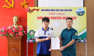Chàng trai Sán Dìu gác lại giảng đường, tình nguyện nhập ngũ