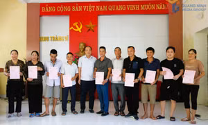 Trao giấy chứng nhận quyền sử dụng đất mặt nước nuôi trồng thủy sản (đợt 1) cho các hộ dân trên địa bàn phường Móng Cái 1 