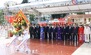 Đoàn đại biểu dự Đại hội đại biểu Đảng bộ tỉnh dâng hương tưởng niệm các Anh hùng Liệt sĩ