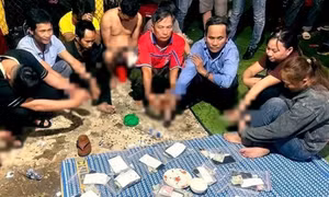 Lợi dụng đám tang mở sới bạc, 14 con bạc bị 'hốt' trong đêm