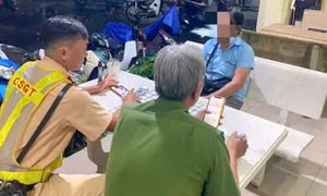 Xác định loại bột lạ mà người phụ nữ rải xuống đường ở TPHCM