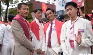 Dàn diễn viên phim Mưa đỏ gây sốt ở diễu binh, diễu hành mừng Quốc khánh 2/9