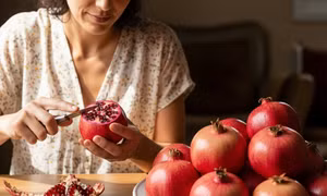5 nhóm người nên tránh hoặc hạn chế ăn quả lựu