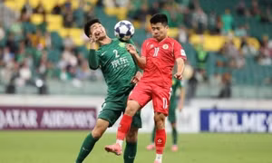Căng thẳng ở trận CLB Công An Hà Nội - Beijing Guoan, khán giả ném chai lọ xuống sân