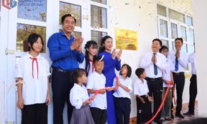 Gắn biển công trình “Không gian đọc sách, tương tác và sinh hoạt Đội”
