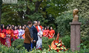 Dâng hương, dâng hoa tưởng nhớ Chủ tịch Hồ Chí Minh nhân dịp Quốc khánh 2/9 tại Pháp