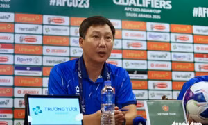 HLV Kim Sang Sik nói lý do gạch tên cầu thủ Việt kiều Trần Thành Trung