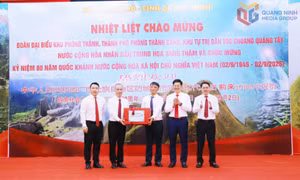 Đoàn đại biểu khu Phòng Thành (Trung Quốc) chúc mừng xã Hoành Mô nhân dịp Quốc khánh 2/9