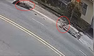 Hai cha con đi xe máy lọt xuống cống ở TP.HCM