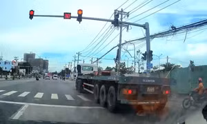 Phạt tài xế xe đầu kéo 24 triệu đồng, trừ 4 điểm giấy phép lái xe vì lấn làn, vượt đèn đỏ