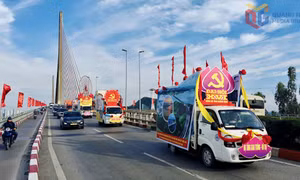 Diễu hành xe tuyên truyền cổ động chào mừng Đại hội Đảng bộ tỉnh