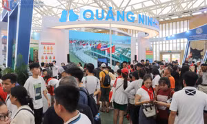 Khách tham quan ấn tượng với gian trưng bày của Quảng Ninh tại Triển lãm thành tựu đất nước