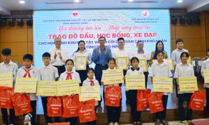 Trao hỗ trợ cho học sinh khuyết tật, mồ côi có hoàn cảnh khó khăn