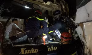 Tông nhau trên cao tốc La Sơn - Hòa Liên, cảnh sát đập kính xe khách cứu 12 người