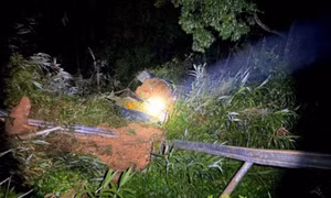 Hai vụ lật xe chở sầu riêng tại khúc cua cùi chỏ trên đèo B40 ở Lâm Đồng