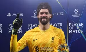 Khiến PSG bất lực trước Liverpool, Alisson được UEFA vinh danh