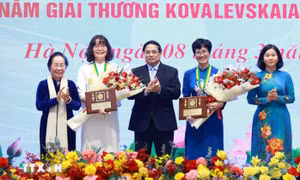 Thủ tướng: Cần có thêm giải thưởng vinh danh phụ nữ xuất sắc trên các lĩnh vực