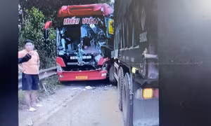 Chở người từ đoàn tàu hoả gặp nạn, ô tô khách đối đầu với xe tải