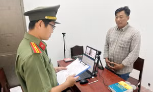 Gọi cửa không được, nam thanh niên dùng súng bắn vào camera