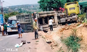 Đắk Nông: Xe đầu kéo va chạm với hai xe tải, 4 người thương vong