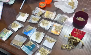 Người phụ nữ hơn 20 lần đưa vàng giả đi cầm ở tiệm kim hoàn