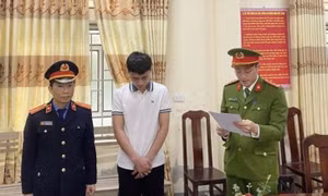 Bắt tạm giam đối tượng dùng kéo đâm người khác bị thương