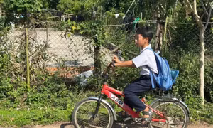 Xúc động cảnh 3 trẻ đạp xe 50km tìm cha, bé nhỏ nhất mới 5 tuổi