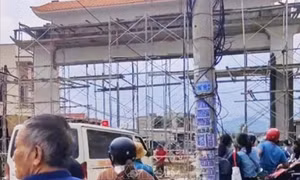 Sập giàn giáo xây cổng chào ở Khánh Hòa làm 5 người bị thương