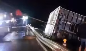 Ô tô tải lật trên cao tốc Cam Lộ - La Sơn, 2 người bị thương