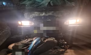 Khoảnh khắc xe máy đối đầu ô tô khiến 2 người tử vong tại chỗ