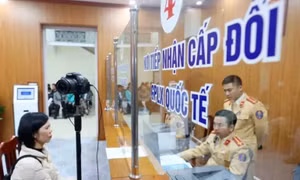 Khi đang chờ cấp, đổi giấy phép lái xe có được tham gia giao thông không?