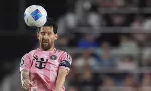 Messi ghi bàn khiến NHM đối thủ bật dậy ăn mừng