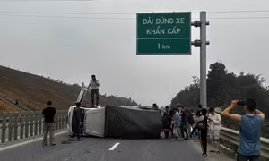 Xe tải nổ lốp, lật chắn ngang một làn cao tốc Tuyên Quang - Phú Thọ