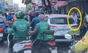 Sau va chạm, 2 người đàn ông từ ô tô bước xuống đánh tới tấp người đi xe máy