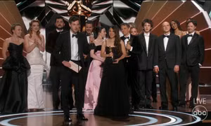 Anora chiến thắng rực rỡ với 5 Oscar, riêng Sean Baker nhận đến 4 tượng vàng