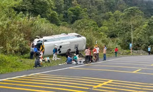 Lật xe khách chở 25 người trên đèo Khánh Lê, 6 người bị thương